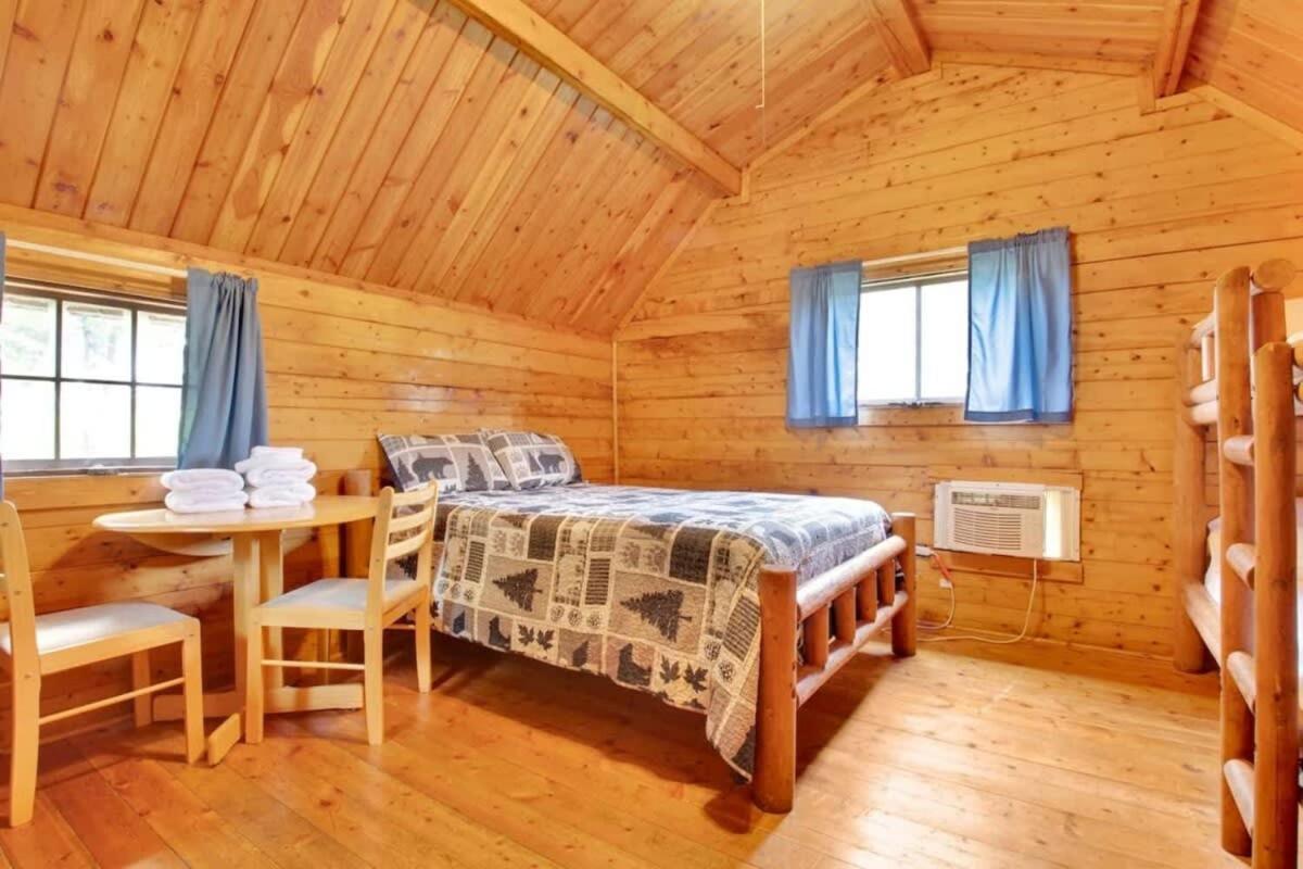 Lovely Rustic Cabin In Bloomington Esterno foto