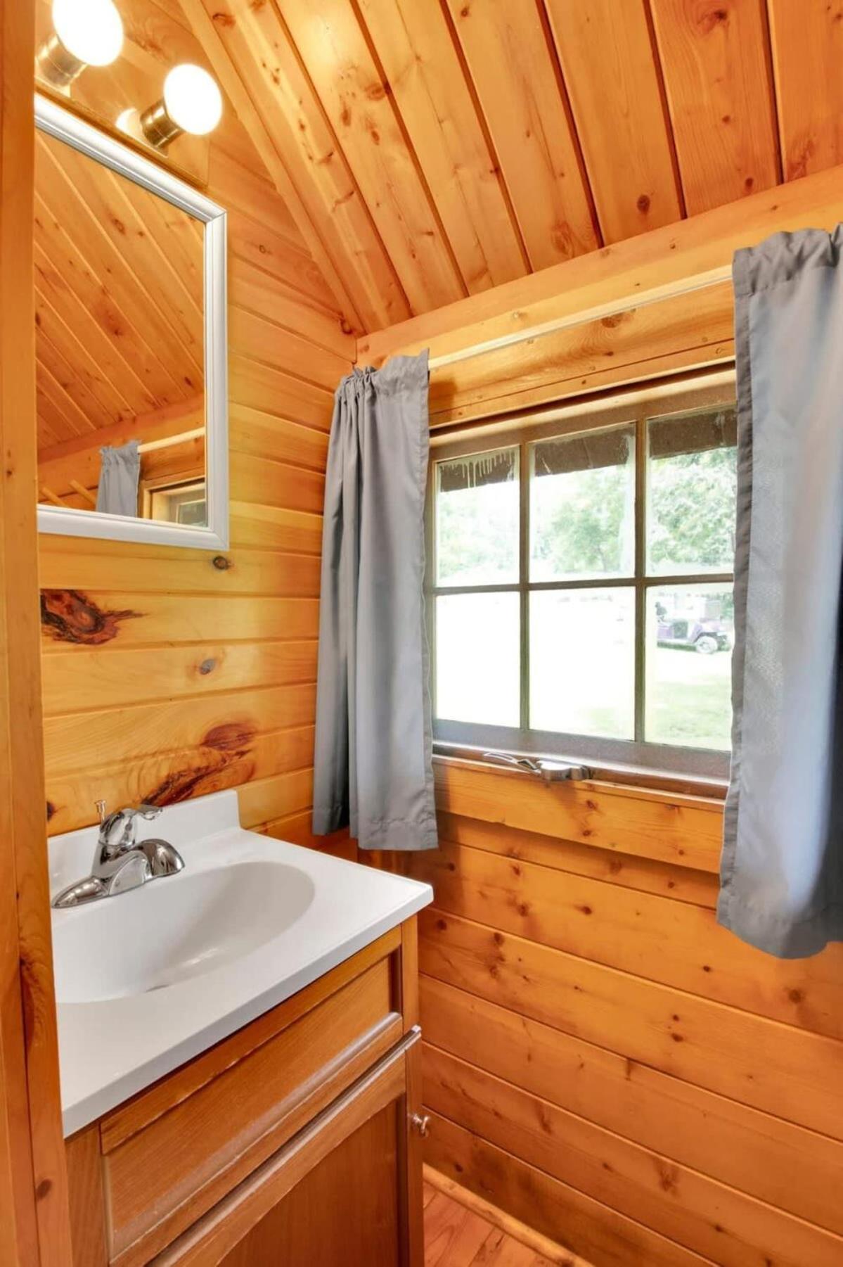 Lovely Rustic Cabin In Bloomington Esterno foto